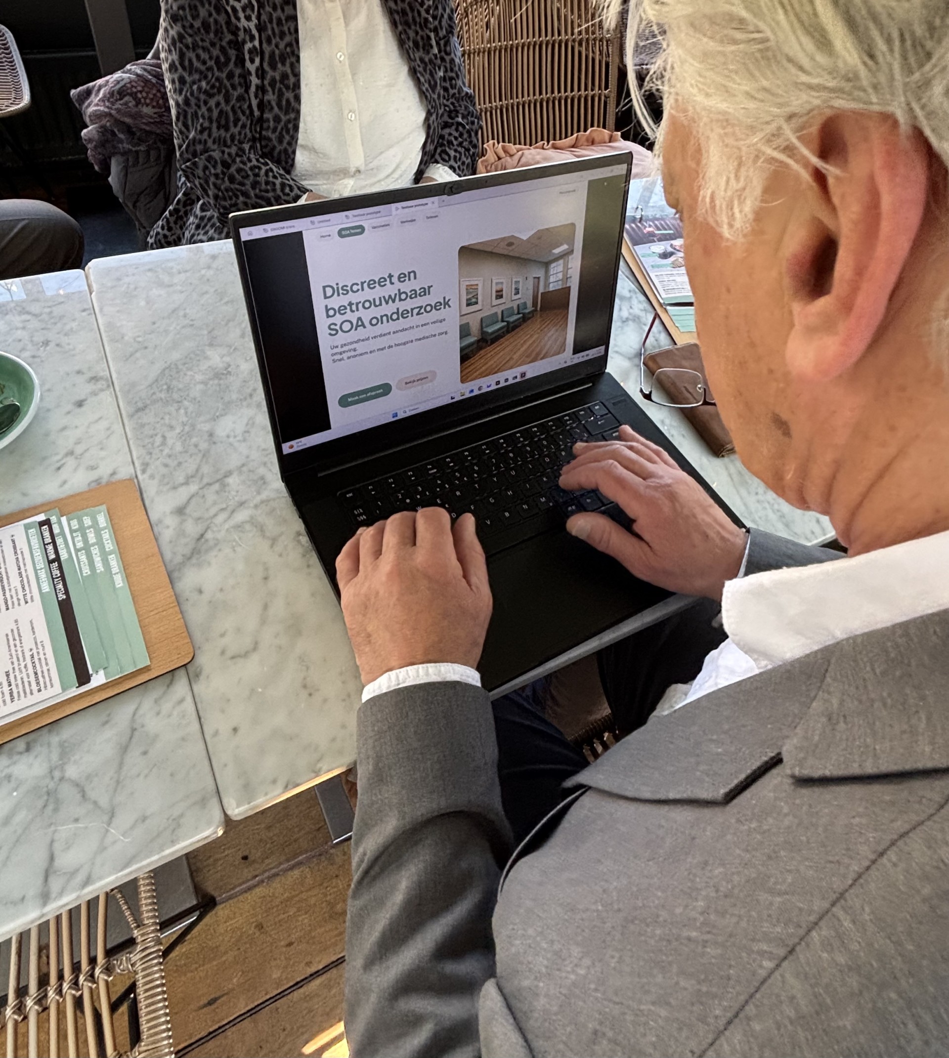Arnold test het Claro Clinic prototype